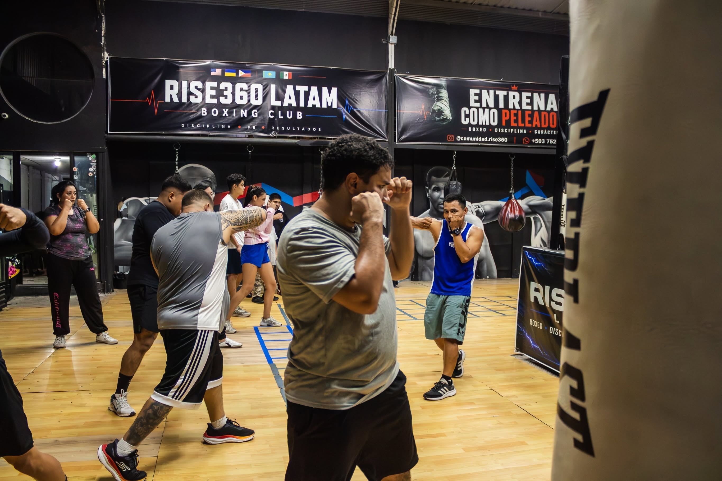 Clase grupal de boxeo